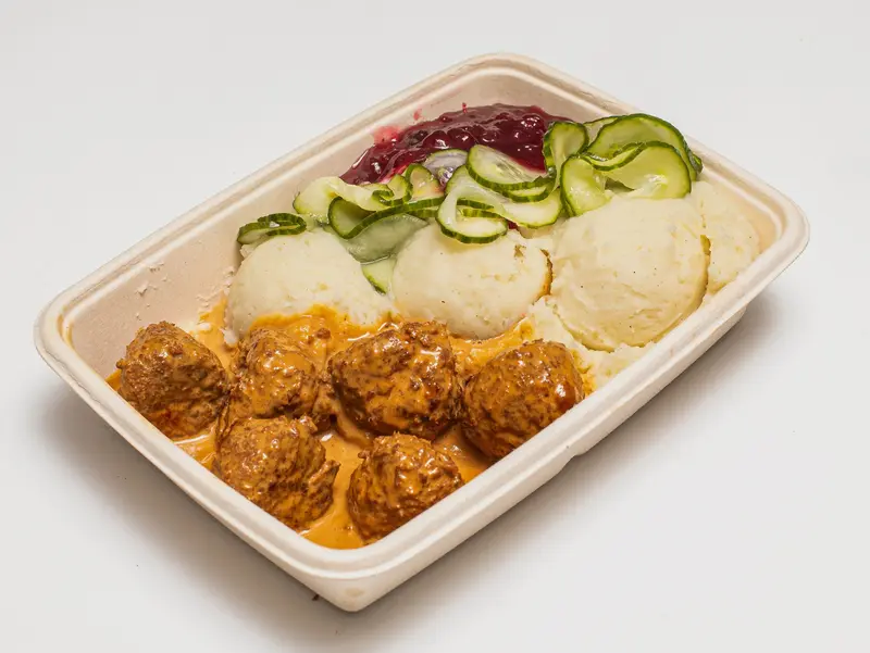 Köttbullar med mos, gräddsås, inlagd gurka och lingon