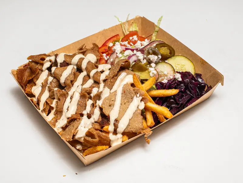 Kebabtallrik med kebab, pommes, sallad och sås