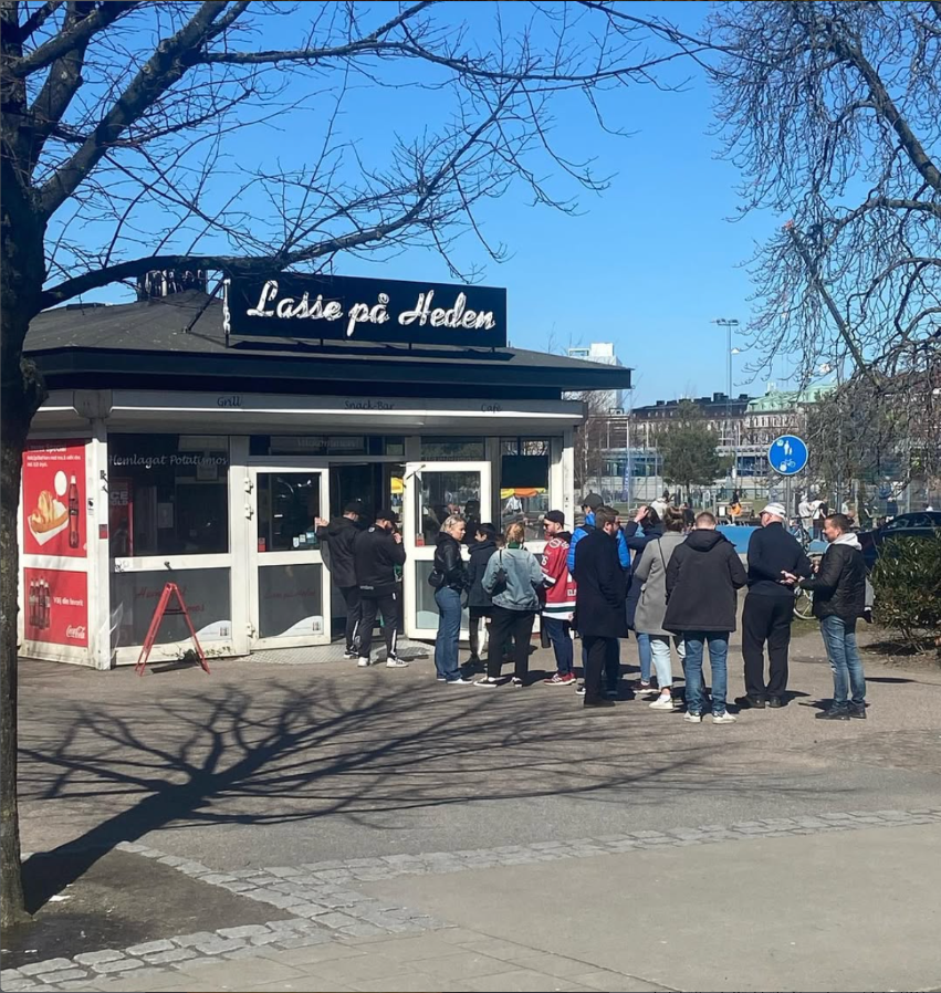 Kö utanför Lasse på Heden i mars